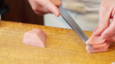 Japon bir şef kılıçbalığı kesiyor.