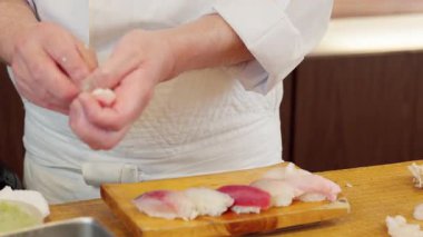 Suşi hazırlayan şefin elleri.