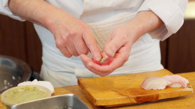 Suşi hazırlayan şefin elleri.