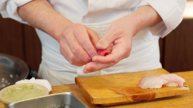 Suşi hazırlayan şefin elleri.