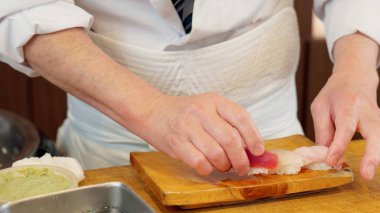 Suşi hazırlayan şefin elleri.