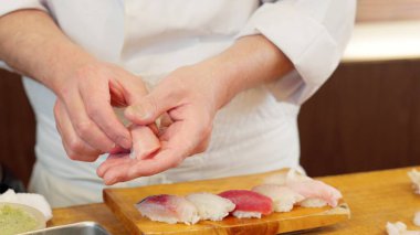 Suşi hazırlayan şefin elleri.