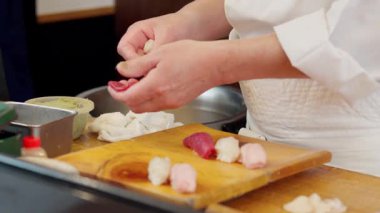 Suşi hazırlayan şefin elleri.
