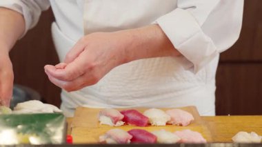 Suşi hazırlayan şefin elleri.