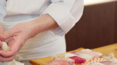 Suşi hazırlayan şefin elleri.