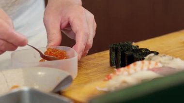 Somon yumurtası hazırlayan bir şef.