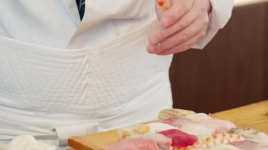Suşi hazırlayan şefin elleri.