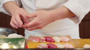 Suşi hazırlayan şefin elleri.