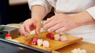 Suşi hazırlayan şefin elleri.