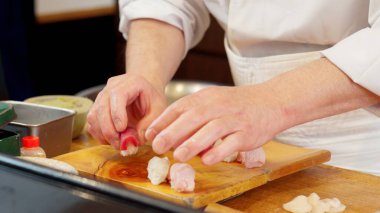 Suşi hazırlayan şefin elleri.