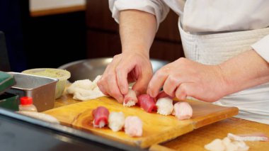 Suşi hazırlayan şefin elleri.