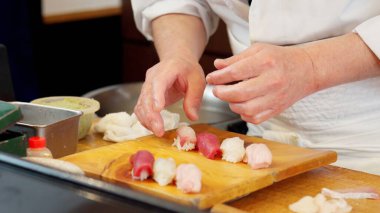 Suşi hazırlayan şefin elleri.