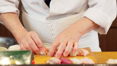 Suşi hazırlayan şefin elleri.