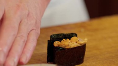 Gunkan maki hazırlayan bir şef.