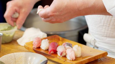 Suşi hazırlayan şefin elleri.