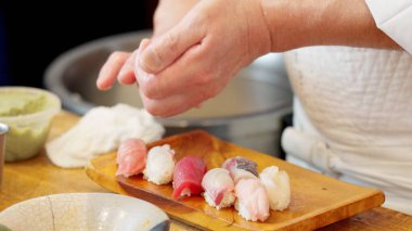 Suşi hazırlayan şefin elleri.