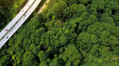 Ağaç Giam Kanching çevre yolunun hava manzarası Rawang, Selangor, Malezya dağlarından geçiyor..