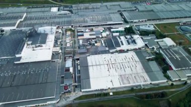Modern fabrikaları, depoları ve altyapısı olan ve üretim ve lojistik projeleri için ideal bir endüstriyel kompleksin havadan 4K görüntüsü.
