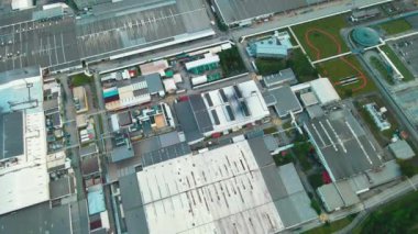 Modern fabrikaları, depoları ve altyapısı olan ve üretim ve lojistik projeleri için ideal bir endüstriyel kompleksin havadan 4K görüntüsü.