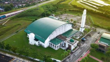 4K hava manzaralı Mescid Perodua, Bukit Beruntung, yeşil çatı ve geniş park alanlarıyla çevrili.