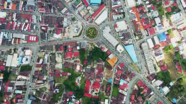 Yoğun konut ve ticari binaları olan küçük bir kasabanın havadan görünüşü. Şehir planında merkez kavşak ana yolları birbirine bağlıyor.