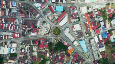 Yoğun konut ve ticari binaları olan küçük bir kasabanın havadan görünüşü. Şehir planında merkez kavşak ana yolları birbirine bağlıyor.