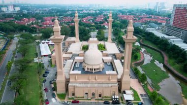 Şah Alam, Selangor, Malezya - 16 Mart 2025 - Görkemli Tengku Ampuan Jemaah Camii, Bukit Jelutong, Malezya.