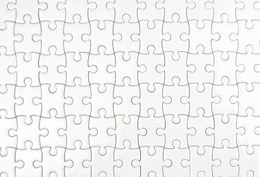 Beyaz yapboz parçaları tam bir kalıp oluşturarak birbirine bağlandı. Takım çalışması, çözüm, bağlantı, birlik ve sorun çözme kavramı minimal beyaz stüdyo arka planında.