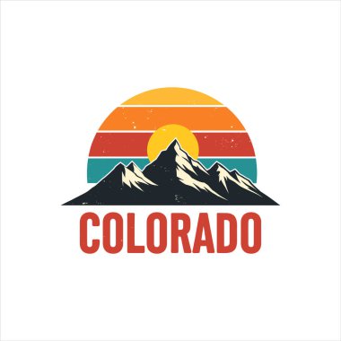 Colorado Dağ Logosu ve Sunrise. Klasik Colorado tarzı dağ logosu tasarımı. Bir dağ sırasının üzerinde retro gün batımını gösteren grafik bir tasarım..