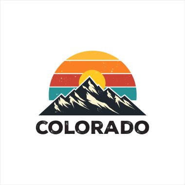 Colorado Dağ Logosu ve Sunrise. Klasik Colorado tarzı dağ logosu tasarımı. Bir dağ sırasının üzerinde retro gün batımını gösteren grafik bir tasarım..