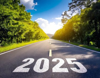 2025 'e Hevesle Dolu Araziler Arasında Güneşli Bir Yol
