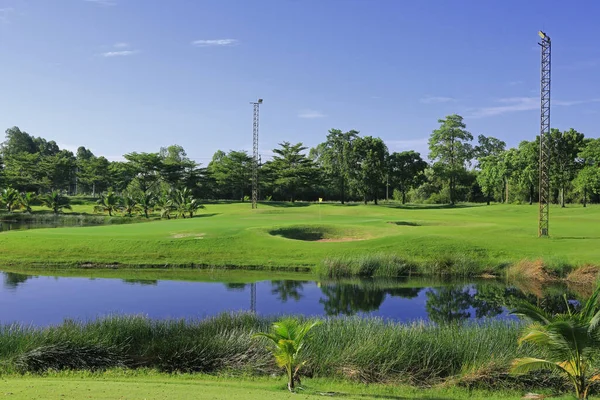 Golf Verde Con Due Pali Illuminazione Gioco Golf Notte — Foto Stock