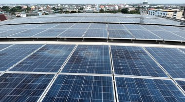 Şehir bölgesinde Eğri Çatı 'da Güneş Çatısı Sistemi