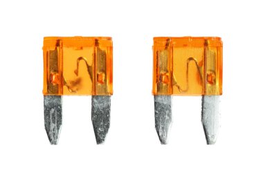 Beyaz arkaplan makro görünümünde şişirilmiş ve Yeni Mini Fünyeleri