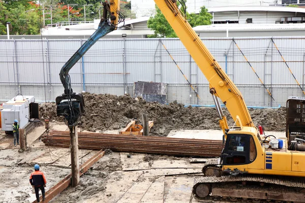 建設現場で機械を押す杭 — ストック写真