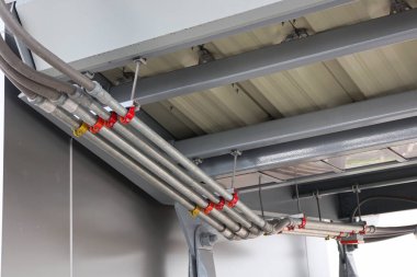 Elektrik Kablo Kanallarının Kıskaçları Üzerine Renkli Tanımlama