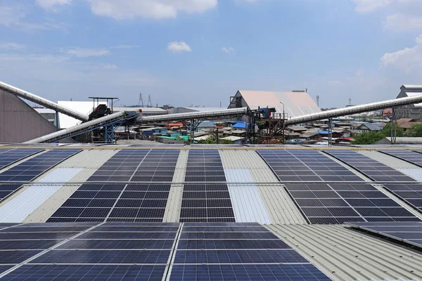 Sistema Solar Fotovoltaico Telhado Armazém Com Fundo Transportador — Fotografia de Stock