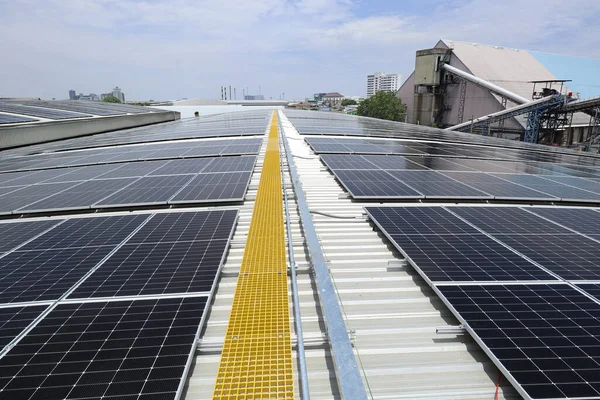 Solar Dachu Fabryki Żółtym Włóknem Szklanym Chodniku — Zdjęcie stockowe