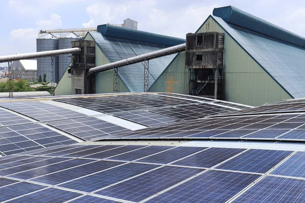 Solar Fabriken Tak Med Triangeln Lager Bakgrund — Stockfoto