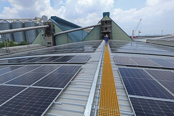 Solar Dachu Fabryki Żółtym Włóknem Szklanym Chodniku Pracowników Walking — Zdjęcie stockowe