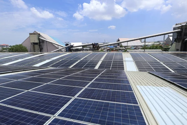 Solar Fabrikstak Med Triangel Lager Och Transportör Bakgrund — Stockfoto