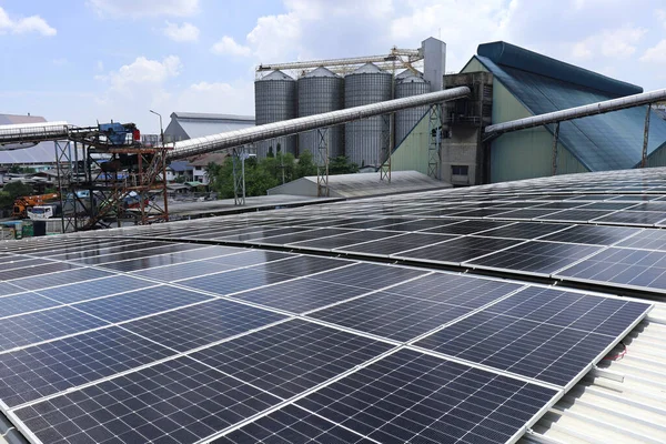 Solar Fabrikstaket Med Triangel Lager Och Silo Bakgrund — Stockfoto