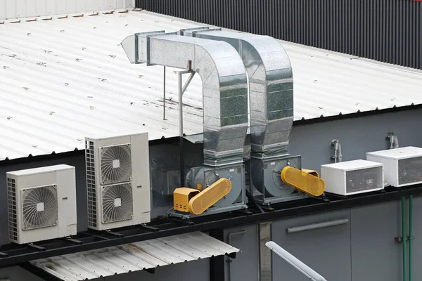 屋根の上に電動排気ダクトレストランキッチン — ストック写真