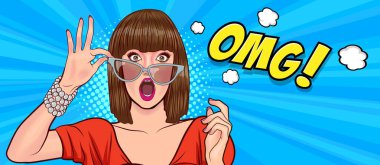 Sürprizli kısa saçlı kadın OMG wow görünümlü Retro Vintage Pop Art Comic Style 'da elleri ve ağzı kapalı