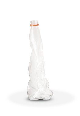 boş ezilmiş plastik soda şişesi beyaz arka planda