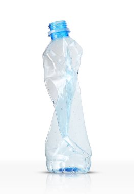 boş plastik şişe beyaz zemin üzerinde maden suyu