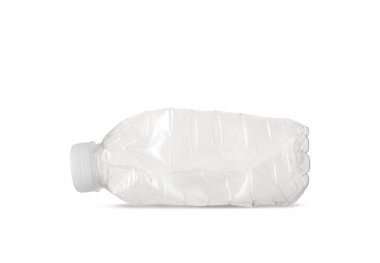 Beyaz zemin üzerinde küçük boş plastik şişe