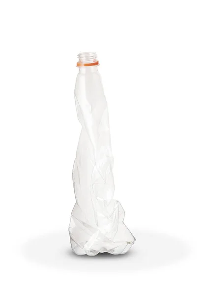 白い背景に空の砕いたプラスチック製のソーダボトル — ストック写真