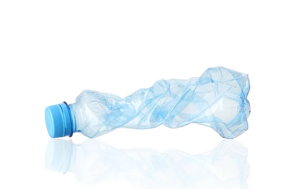 白い背景に空の砕いたプラスチック製の水ボトル — ストック写真