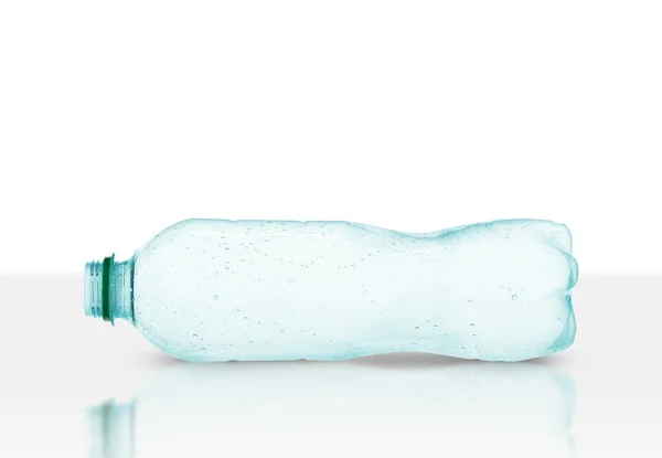 Prázdná Plastová Láhev Vody Vodorovně Izolované Bílém Pozadí — Stock fotografie